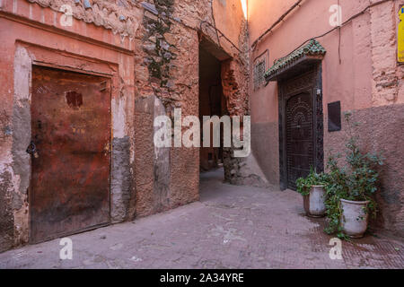 Small street in Marrakech's medina old town. In Marrakech the houses are traditionally pink. Morocco Stock Photo