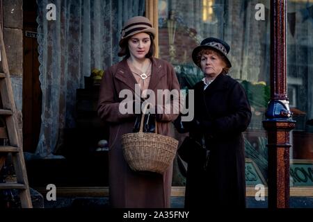 SOPHIE MCSHERA and LESLEY NICOL in DOWNTON ABBEY (2019), directed by MICHAEL ENGLER. Credit: FOCUS FEATURES/CARNIVAL FILM & TV/PERFECT WORLD STUDIO / Album Stock Photo