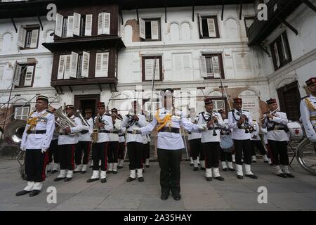 kathmandu nepal 5th oct 2019 nepalese army personnel play music during a religious ceremony to celebrate fulpati the seventh day of the dashain festival in kathmandu nepal oct 5 2019 credit sunil sharmaxinhuaalamy live news 2a35hay