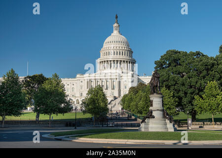 Statue of James Garfield and the US Capitol Building, Capitol Hill, Washington DC, USA Stock Photo