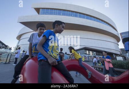 Young Golden State Warriors' fans try to get Stephen Curry's attention ...