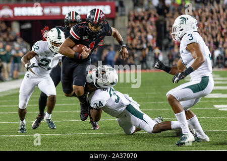 Columbus, Ohio, USA. 5th Oct, 2019. Ohio State Buckeyes quarterback JUSTIN FIELDS (1) carries the ball in the first half of the game between the Michigan State Spartans and the Ohio State Buckeyes at Ohio Stadium, Columbus, Ohio. Credit: Scott Stuart/ZUMA Wire/Alamy Live News Stock Photo