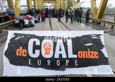 GERMANY, Hamburg , coal exit, end of fossil fuels, activists of deCOALonize europe block the Kattwyk bridge near coal power station Moorburg to protest against coal burning and hard coal imports from Colombia and Russia Stock Photo