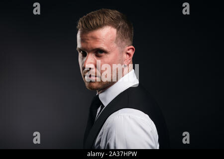awesome office worker haaving a arest at workplace, looking at the camera. lifestyle, free time, spare time, copy space Stock Photo