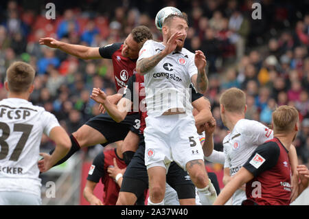 Nuremberg, Germany. 06th Oct, 2019. Soccer: 2nd Bundesliga, 1st FC Nuremberg - FC St. Pauli, 9th matchday in the Max Morlock Stadium. The Nuremberg Georg Margreitter (middle left) plays against St. Paulis Marvin Knoll. Credit: Timm Schamberger/dpa - IMPORTANT NOTE: In accordance with the requirements of the DFL Deutsche Fußball Liga or the DFB Deutscher Fußball-Bund, it is prohibited to use or have used photographs taken in the stadium and/or the match in the form of sequence images and/or video-like photo sequences./dpa/Alamy Live News Stock Photo
