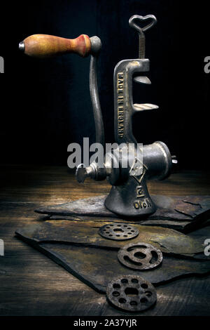 https://l450v.alamy.com/450v/2a37yjr/vintage-meat-grinder-still-life-old-fashioned-tools-from-the-kitchen-of-yesteryear-2a37yjr.jpg