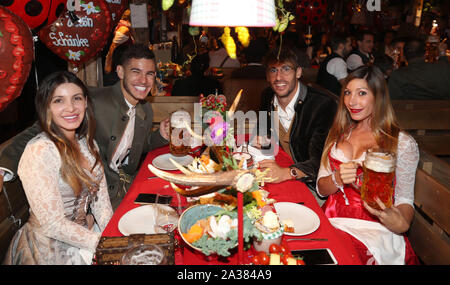 left: Lucas Hernandez (Bayern Munich) with his wife Amelia Ossa Llorente, re: Javi Martinez (Bayern Munich) with wife Aline, football Bayern Munich, traditional Oktoberfest visit to the Kaefer Schenke, on 06.10.2019 in Munich/Germany, | usage worldwide Stock Photo