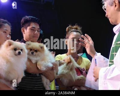 Quezon City, Philippines. 06th Oct, 2019. A special holy mass with pet blessing officiated by Fr. Joey Paras in Quezon City was flocked by pet lovers in time of World Animal Day. (Photo by Joseph Dacalanio/Pacific Press) Credit: Pacific Press Agency/Alamy Live News Stock Photo