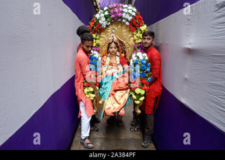 Kolkata, India. 06th Oct, 2019. Hindu devotees worship young girls as Goddess Kumari on the occasion of Maha Astami of Durga Puja Festival at a community puja. (Photo by Saikat Paul/Pacific Press) Credit: Pacific Press Agency/Alamy Live News Stock Photo