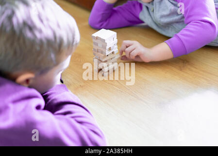 Persone che giocano a Jenga Giant alla fiera del gioco e dei giocattoli di  Quebec City - la Revanche, gioco da tavolo, centro fieristico ExpoCité Foto  stock - Alamy