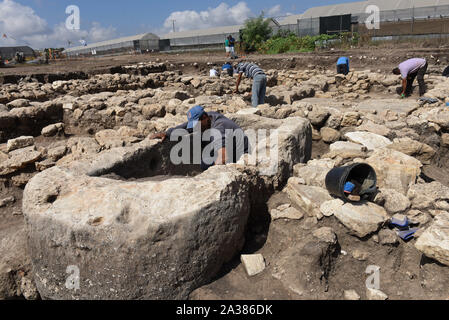 En Esur, Israel. 06th Oct, 2019. Workers from the Antiquities Authority brush the ruins of a ritual temple, found in a a vast 5,000 year old cosmopolitan and planned city, one of the first and largest of the ancient Near East, excavated by the Israeli Antiquities Authority in En Esur, Israel, on Sunday, October 6, 2019. The En Esur archaeological site, located near Wadi Ara, was discovered prior to the construction of a highway interchange and revealed a massive city where 6,000 people lived. Photo by Debbie Hill/UPI Credit: UPI/Alamy Live News Stock Photo