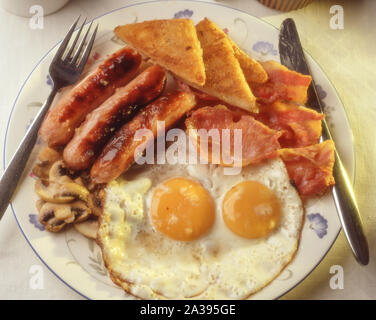 Full english breakfast with fried eggs, sauasages, bacon and fried bread, Berkshire, England, United Kingdom Stock Photo