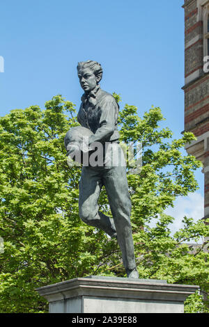 William Webb Ellis statue outside Rugby School, Warwickshire Stock Photo