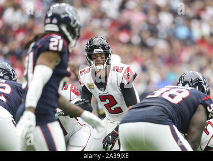 Photo: The Houston Texans Line up Against the Seattle Seahawks at the Line  of Scrimmage at Reliant Stadium in Houston - HOU2009121304 