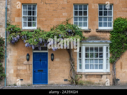 Pretty Cottages with climbing plants in the village of Chipping Campden, in the English county of Gloucestershire, Cotswolds, UK Stock Photo