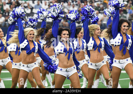 Arlington, United States. 06th Oct, 2019. Dallas Cowboys Cheerleaders pwerform during the Green Bay Packers NFL game AT&T Stadium in Arlington, Texas on Sunday, October 6, 2019. Photo by Ian Halperin/UPI Credit: UPI/Alamy Live News Stock Photo