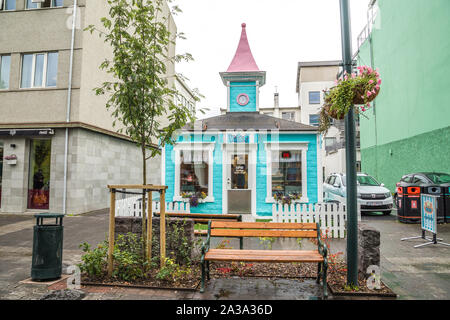 Cute turquoise and pink ice cream shop, Valdis in Akureyri, Iceland Stock Photo