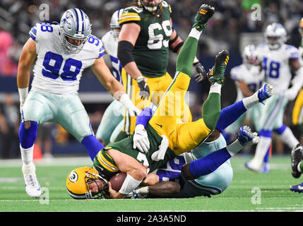 Cincinnati, United States. 13th Dec, 2020. Cincinnati Bengals' hold back  Trayveon Williams (32) fights to break free from Dallas Cowboys' Dorance  Armstrong (92) during the first half of play at Paul Brown