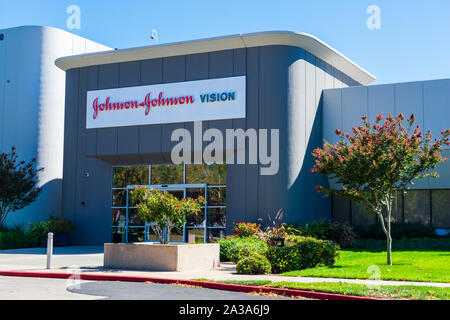 Johnson & Johnson Vision multinational corporation office exterior in Silicon Valley. J&J is headquartered in New Brunswick, New Jersey Stock Photo