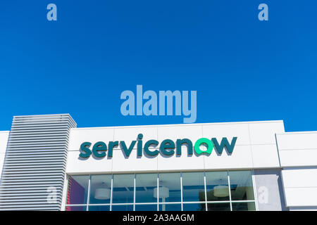 ServiceNow logo atop of American cloud computing company global headquarters campus in Silicon Valley, high-tech hub of San Francisco Bay Area Stock Photo