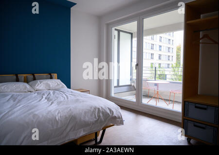 Berlin, Germany. 01st Oct, 2019. A bed stands in a furnished flat-sharing room in a newly built residential quarter of the flat-sharing provider Medici Living under the 'Quarters' brand. The provider presents 94 new premium flats for young and well-earning professionals. (to 'Senate Administration: Co-Living hardly influences Berlin housing market') Credit: Christophe Gateau/dpa/Alamy Live News Stock Photo