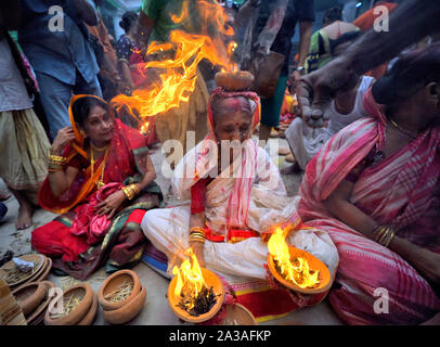 Kolkata, India. 06th Oct, 2019. Indian hindu women sit with burning fire pots on their hands and head as part of their ritual practice which includes blind faith and superstition to overcome every difficulties in coming future during the Maha ashtami celebration on the 8th day of Durgapuja.Durgapuja is the biggest Hindu festival running for 9 days all over India. Credit: SOPA Images Limited/Alamy Live News Stock Photo