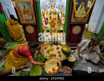 Kolkata, India. 06th Oct, 2019. Hindu devotees seen preparing for Sandhi puja ritual, Sandhi Puja is treated as the junction time between the Eighth & Ninth days of Durgapuja when 108 number of Diyas been lighten up as per Traditional Ritual as Hindu people believe that these light will eliminate all the darkness from every corner of their life. Credit: SOPA Images Limited/Alamy Live News Stock Photo