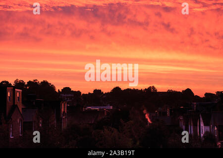 Forest Hill, London, UK, 07th Oct 2019. A beautiful red and pink sunrise sets the tone for the new week in London on this Monday morning in early autumn. Credit: Imageplotter/Alamy Live News