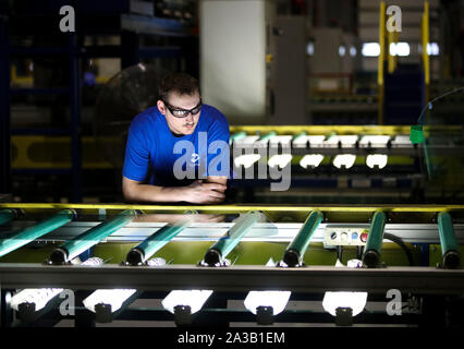 Washington, USA. 21st Aug, 2018. An employee works at the Fuyao Glass America (FGA) facility in Moraine of Dayton in Ohio, the United States, Aug. 21, 2018. Credit: Wang Ying/Xinhua/Alamy Live News Stock Photo