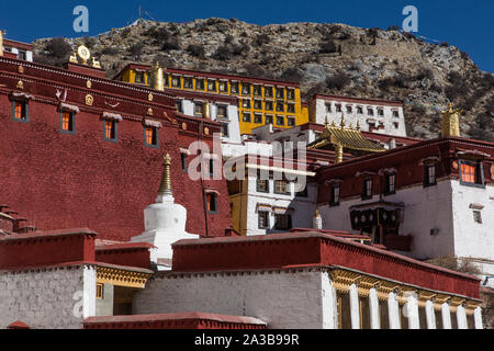 The Ganden Monastery is a Buddhist monastery on Wangbur Mountain in Tibet.  The large red building is the Serdung Lhakhang, a residential building. Stock Photo