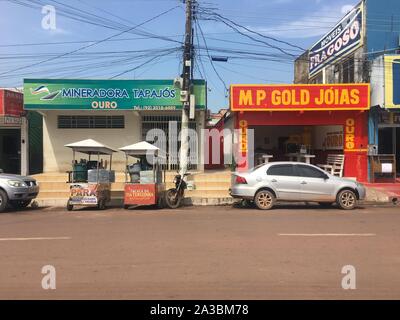 Itaituba, Brazil. 03rd Oct, 2019. View of the gold shops 'Ouro e Joias' (r) and 'Mineradora Tapajos', where gold prospectors turn gold into money and sell what they have torn from the ground in laborious work. Gold prospecting in the Amazon offers men from all over Brazil a quick way to make money. But the extraction of the precious metal destroys the nature and the cohesion of the indigenous people. (to dpa 'The dirty business with the Amazon gold') Credit: Monica Raymunt/dpa/Alamy Live News Stock Photo