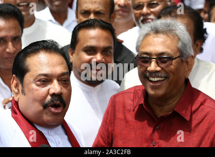 Colombo, Sri Lanka. 7th Oct, 2019. Sri Lankan presidential candidate and former defense chief Gotabaya Rajapaksa gestures to media as he leaves the election commission with his brother and former president Mahinda Rajapaksa, left, after handing over nominations papers in Colombo, Colombo, Sri Lanka, Monday, October. 7, 2019. Credit: Pradeep Dambarage/ZUMA Wire/Alamy Live News Stock Photo