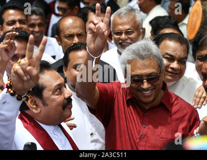 Colombo, Sri Lanka. 7th Oct, 2019. Sri Lankan presidential candidate and former defense chief Gotabaya Rajapaksa show victory signs as they gestures to media as he leaves the election commission with his brother and former president Mahinda Rajapaksa, left, after handing over nominations papers in Colombo, Colombo, Sri Lanka, Monday, October. 7, 2019. Credit: Pradeep Dambarage/ZUMA Wire/Alamy Live News Stock Photo