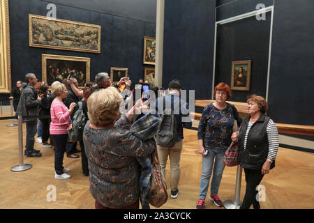 MONA  LISA WAS REINSTALLED IN HER GALLERY IN LOUVRE MUSEUM Stock Photo