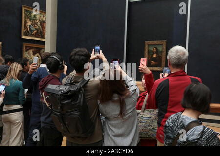 MONA  LISA WAS REINSTALLED IN HER GALLERY IN LOUVRE MUSEUM Stock Photo