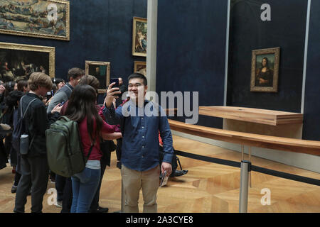 MONA  LISA WAS REINSTALLED IN HER GALLERY IN LOUVRE MUSEUM Stock Photo