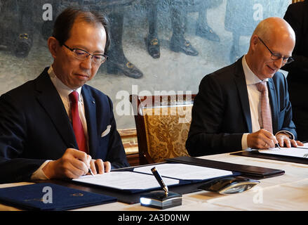 Hamburg, Germany. 07th Oct, 2019. Peter Tschentscher (SPD, r), First Mayor of Hamburg, and Masao Uchibori, Governor of the Japanese prefecture of Fukushima, sign a Memorandum of Understanding in the Mayor's Hall in Hamburg City Hall. The agreement is intended to promote bilateral cooperation between Hamburg and Fukushima in the field of renewable energies. Credit: Magdalena Tröndle/dpa/Alamy Live News Stock Photo