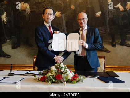 Hamburg, Germany. 07th Oct, 2019. Peter Tschentscher (SPD, r), First Mayor of Hamburg, and Masao Uchibori, Governor of the Japanese Prefecture of Fukushima, hold up the Declaration of Intent after the signing in the Mayor's Hall in Hamburg's Town Hall. The agreement is intended to promote bilateral cooperation between Hamburg and Fukushima in the field of renewable energies. Credit: Magdalena Tröndle/dpa/Alamy Live News Stock Photo