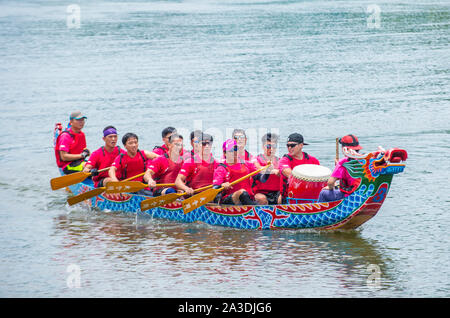 Dragonboat team racing during the 2019 Taipei Dragon Boat festival in Taipei Taiwan Stock Photo