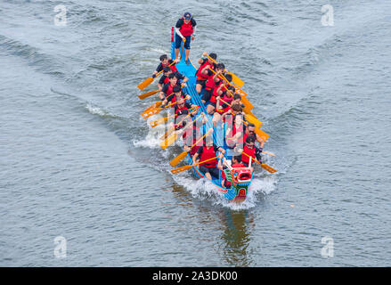 Dragonboat team racing during the 2019 Taipei Dragon Boat festival in Taipei Taiwan Stock Photo