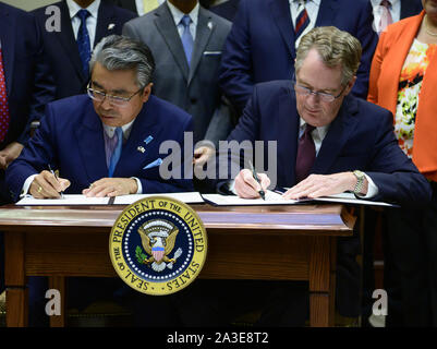 Washington, United States. 07th Oct, 2019. Ambassador Shinsuke Sugiyama, Ambassador of Japan to the United States, left, and US Trade Representative Robert Lighthizer, right, sign the US-Japan Trade Agreement and US-Japan Digital Trade Agreement in the Roosevelt Room of the White House in Washington, DC on Monday, October 7, 2019. Photo by Ron SachsUPI Credit: UPI/Alamy Live News Stock Photo