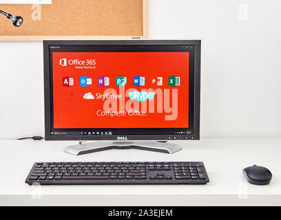 Windows 8 desktop hi-res stock photography and images - Alamy