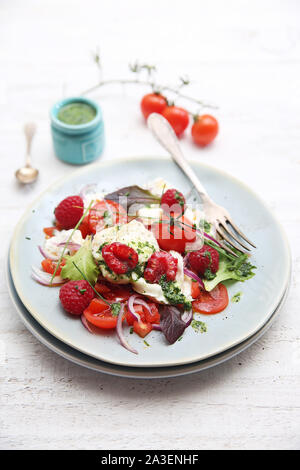 Salade de tomates, framboises et mozzarella Stock Photo