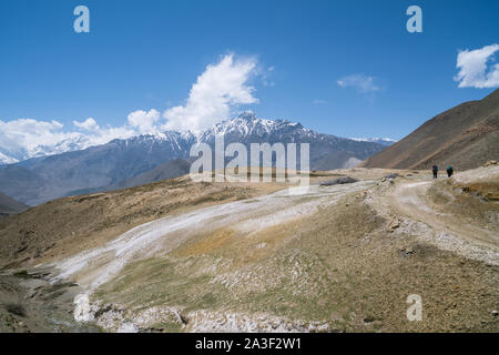 Trekkers on the way from Muktinath to Kagbeni in Mustang district, Nepal Stock Photo