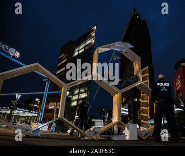 Berlin, Germany. 08th Oct, 2019. Activists of the climate movement Extinction Rebellion have built wooden honeycombs on an intersection at Potsdamer Platz. On Tuesday morning the police continued the evacuation of the climate protests of Extinction Rebellion at Potsdamer Platz in Berlin. Credit: Paul Zinken/dpa/Alamy Live News