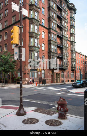 Philadelphia street, view of the Portland Building on Spruce Street in the Rittenhouse historic district in downtown Philadelphia, Pennsylvania, USA Stock Photo