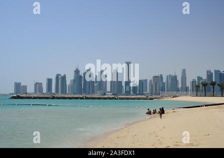 qatar-doha-west-bay-beach-and-swimming-pool-of-hilton-hotel-stock