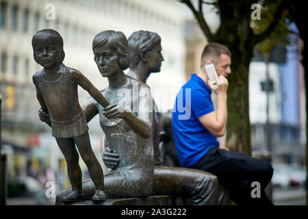 Cardiff Wales,  The 'Family' by Robert Thomas sculptor, is prominently displayed in Cardiff Queen Street Stock Photo