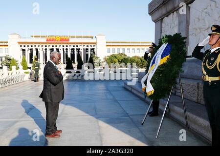 (191008) -- BEIJING, Oct. 8, 2019 (Xinhua) -- Solomon Islands' Prime Minister Manasseh Sogavare lays a wreath at the Monument to the People's Heroes at Tian'anmen Square in Beijing, capital of China, Oct. 8, 2019. (Xinhua/Liu Bin) Stock Photo