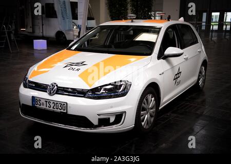 08 October 2019, Lower Saxony, Hanover: An automated vehicle converted by DLR to communicate with other road users via 5G will be presented at the "5G CMM Expo" trade fair. The trade fair, where visitors can get an insight into the technical possibilities of the new mobile radio standard 5G, will take place from 08 - 10 October 2019. Photo: Sina Schuldt/dpa Stock Photo